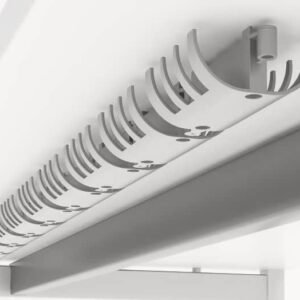 Plastikinis laidų kanalas tvirtinamas medvaržčiais prie stalviršio