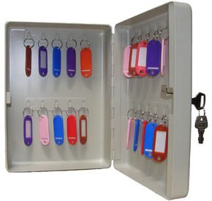 Raktų dėžutė AIKO KB-20 yra plastikiniai pakabučiai komplekte