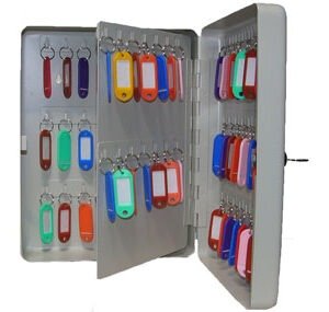 Raktų dėžutė AIKO KB-70 yra plastikiniai pakabučiai komplekte