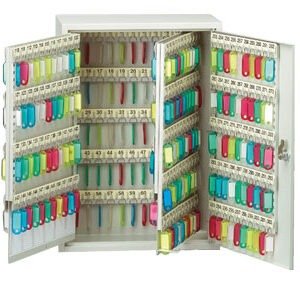 Raktų dėžutė JOMA JS-302 yra plastikiniai pakabučiai komplekte