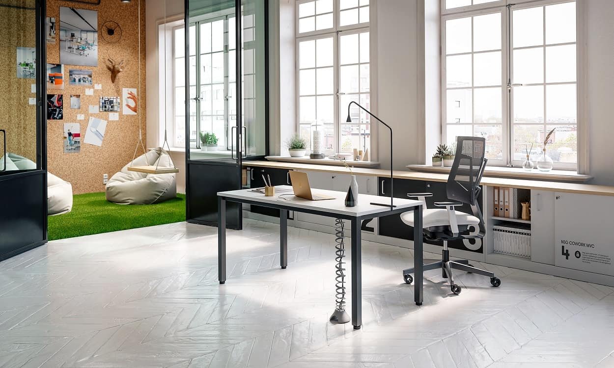 Biuro baldų kolekcija Easy Space baltas stalviršis chromuotomis kojomis