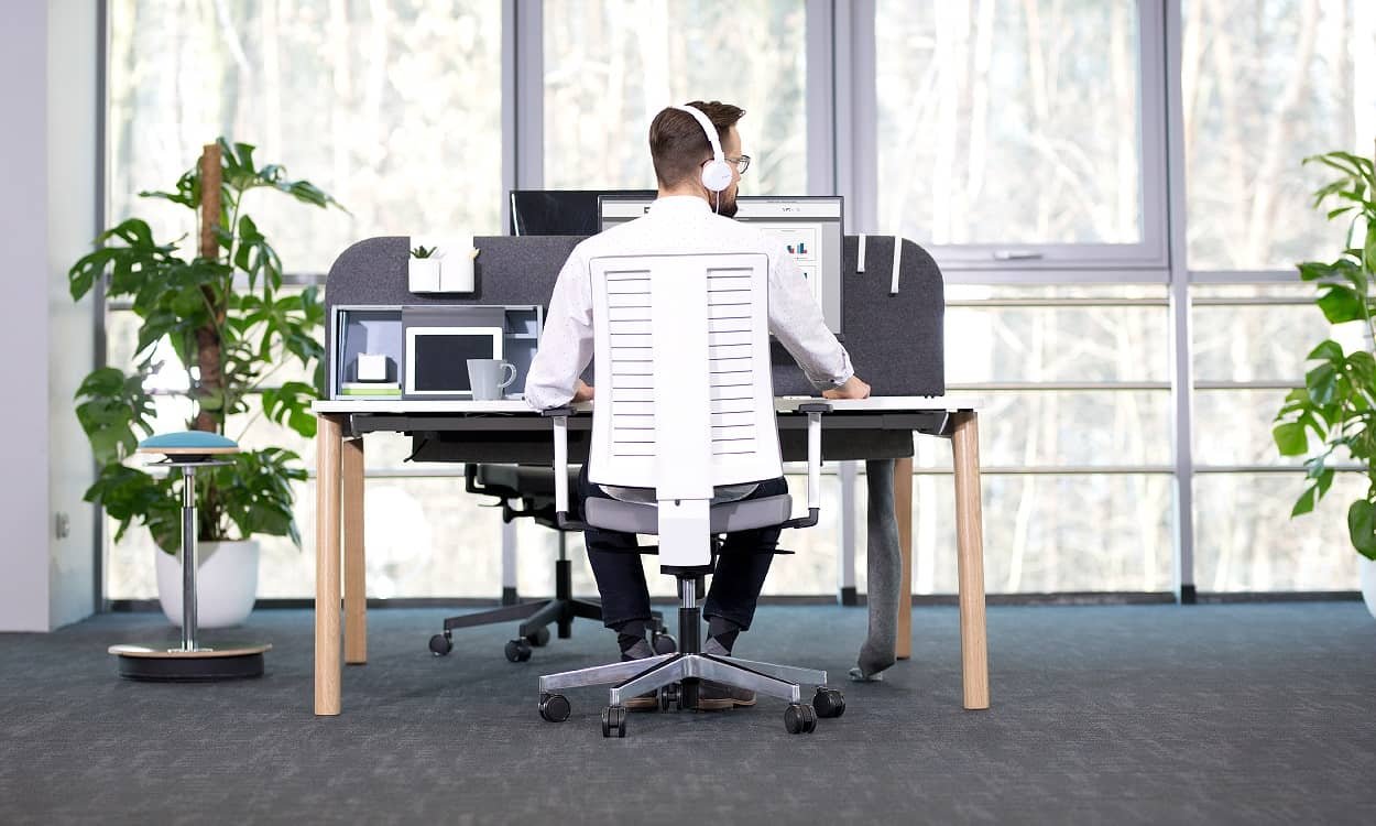 Levitate atidaryta oranžinė spintelė vietos daiktams po ranka