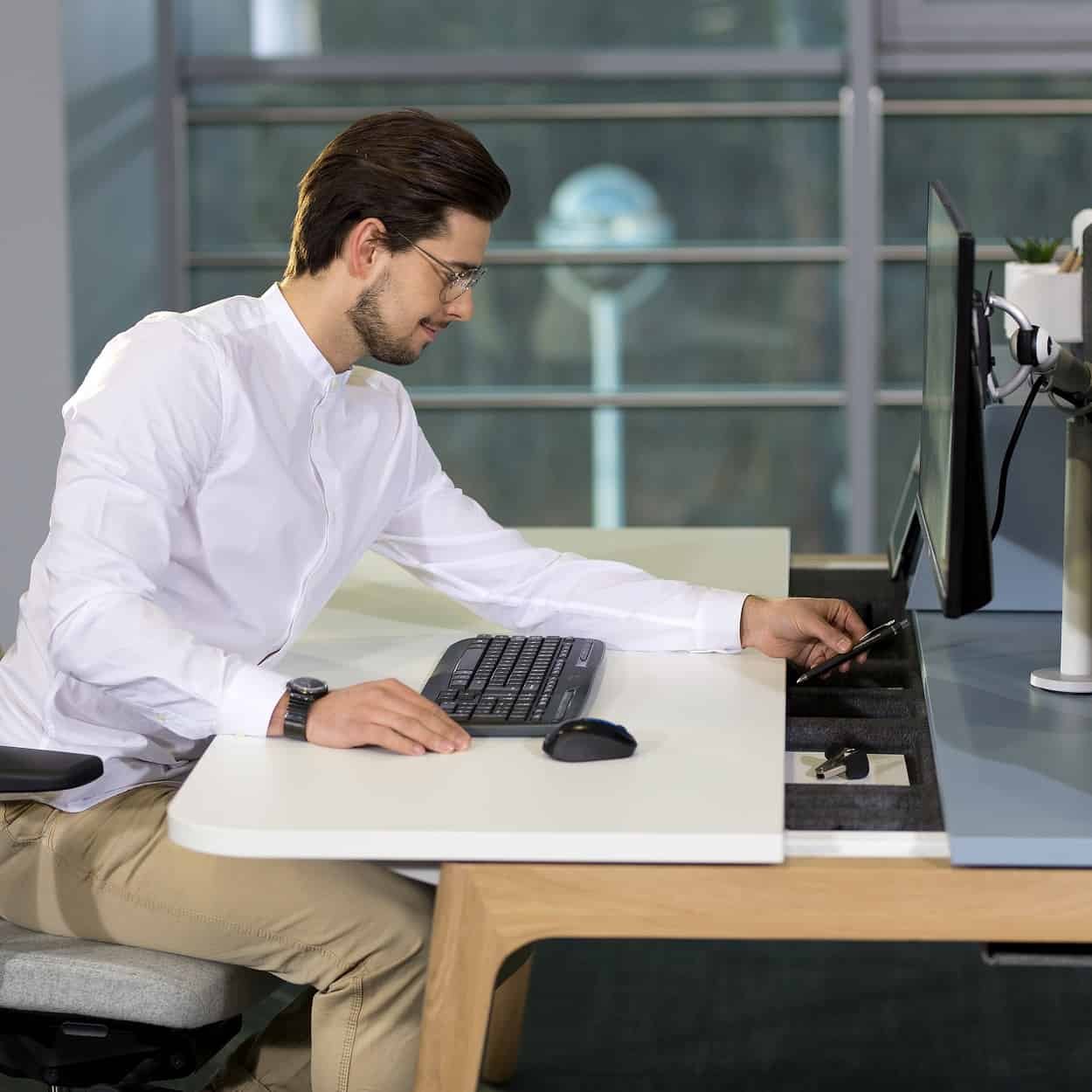 Levitate biuras iš viršaus oranžiniai akcentai medžio harmonija