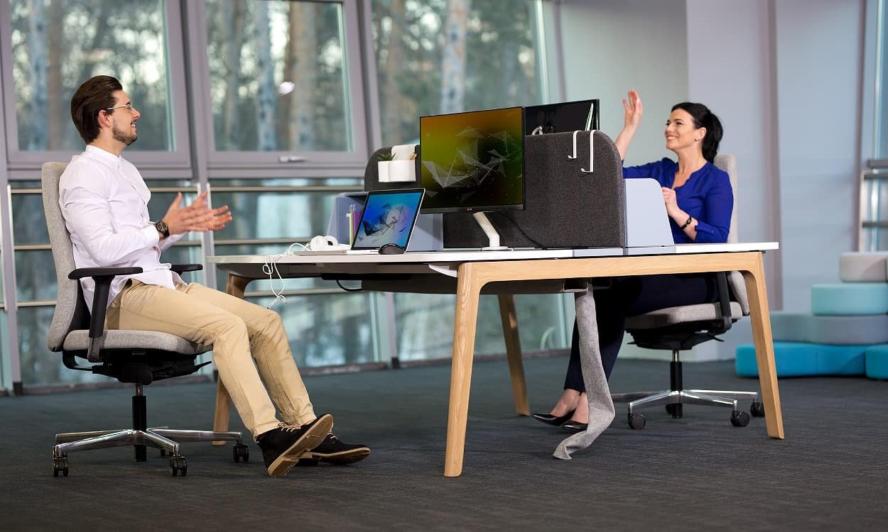 Levitate tuščias stalas oranžinės spintelės medžio kojos BN Office