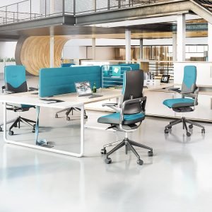 Play&Work biuro baldai: turkio kėdės prie balto stalo +60 % našumo Nowy Styl