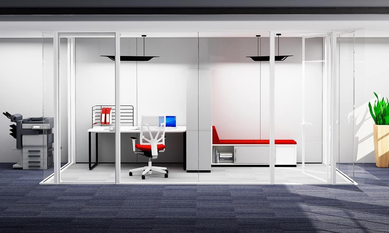 Play&Work raudonas stalas: oranžinė kėdė ir augalas prie lango