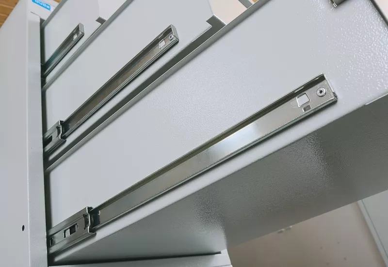 Darbo stalas gydytojo kabinetui FURNI 4 Darbo stalas gydytojo kabinetui FURNI dažytas milteliniu būdu rėmas