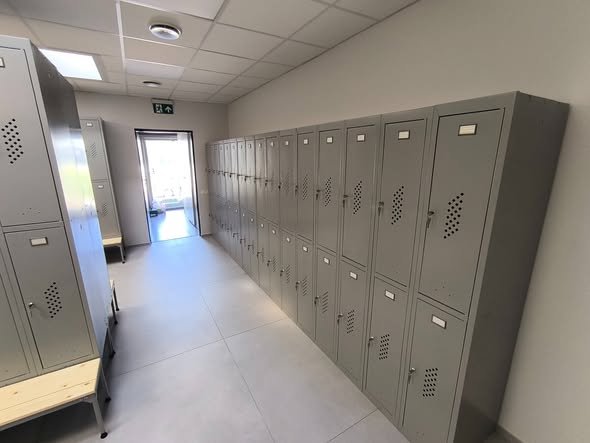 Metalinių spintelių eilė koridoriuje