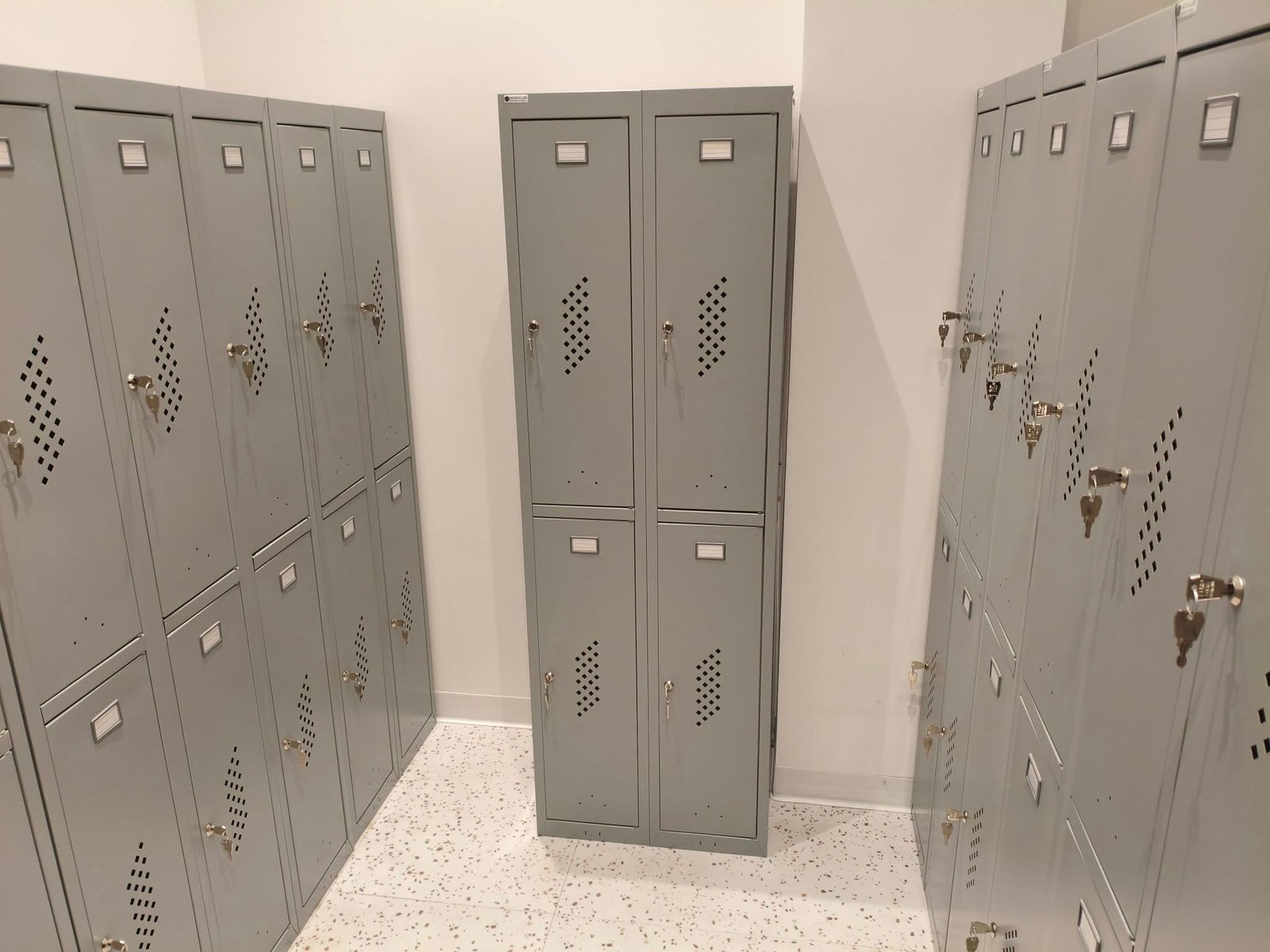 spintelės sporto salėje.